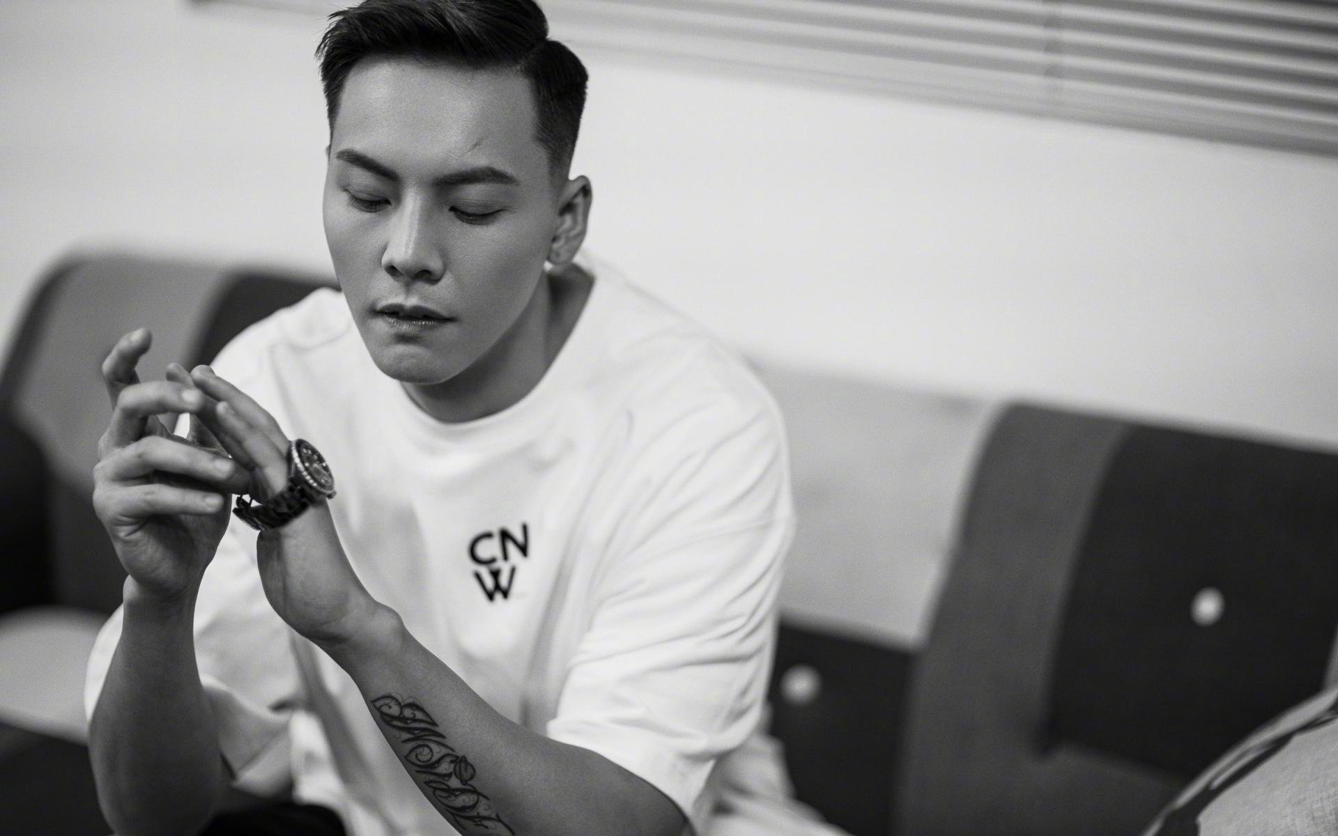 明星运动员跨界主持体育节目受到好评，体育明星参加娱乐节目